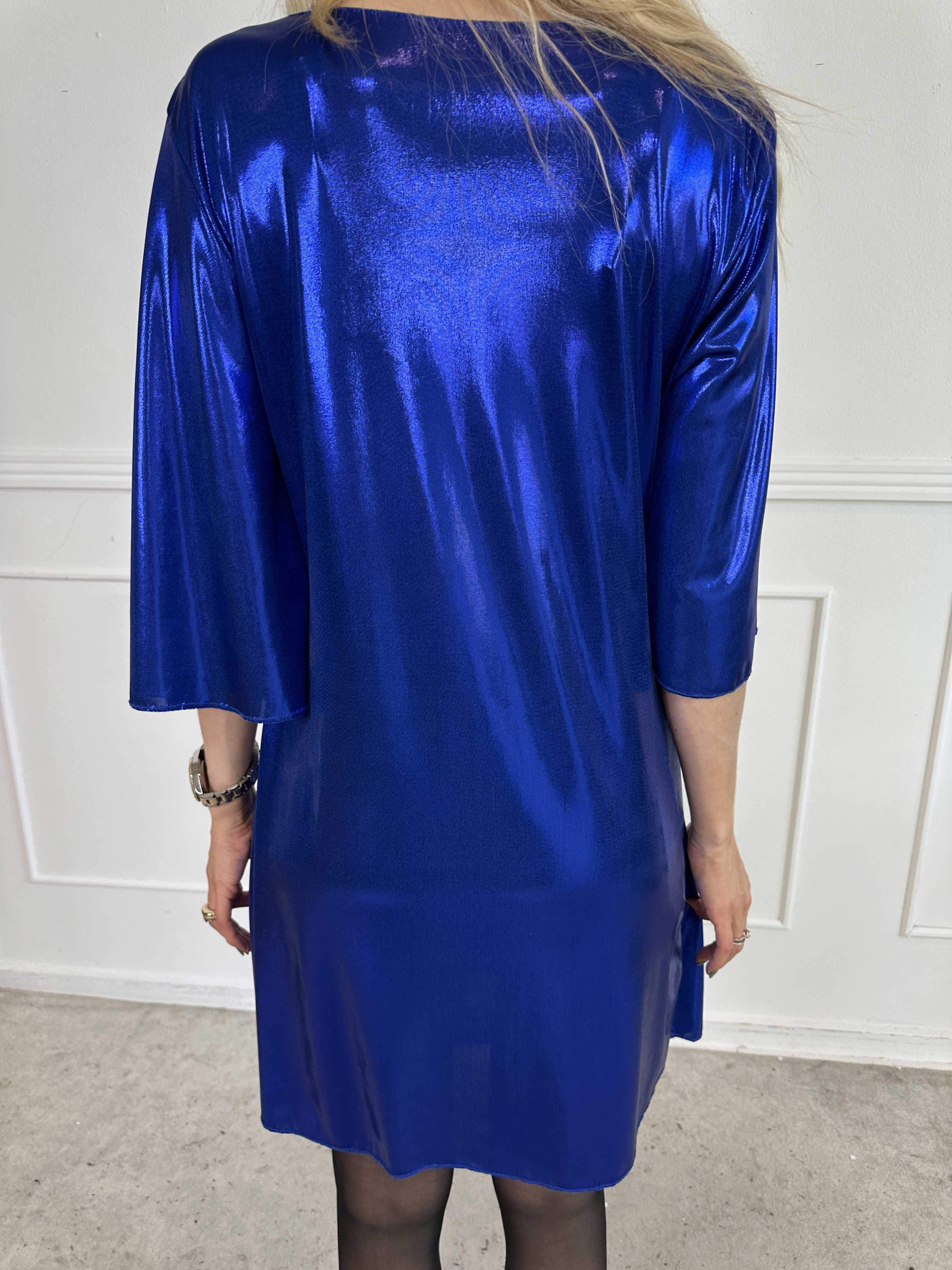 Roxy - Kjole i shiny materiale med elegant knudedetalje